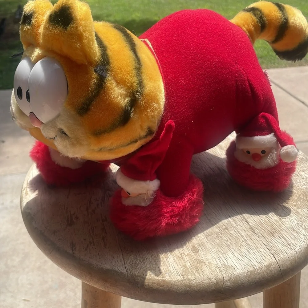 Garfield Christmas 1981 vintage plush toy with Santa slippers